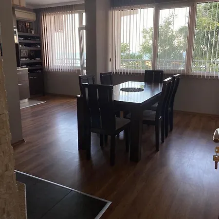 Noviyat Grad Apartment *
